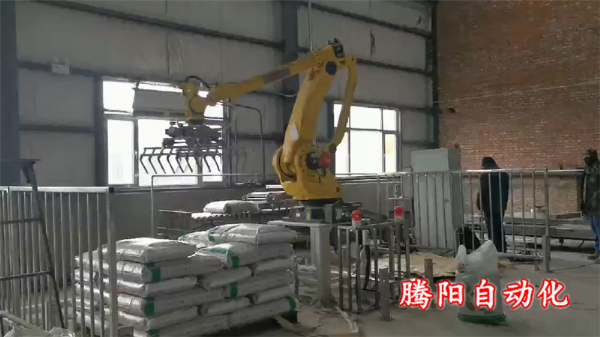 肥料碼垛機(jī)器人肥料生產(chǎn)線工作效率高