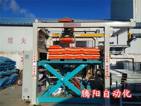 大米高位碼垛機(jī)處理雙線碼垛工作節(jié)約人工成本