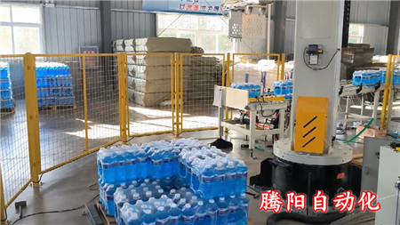 塑包玻璃水使用立柱碼垛機(jī)完成碼垛工作