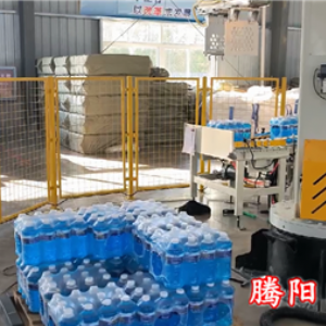 塑包玻璃水使用立柱碼垛機(jī)完成碼垛工作