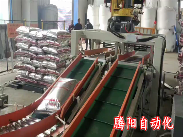 化肥碼垛機(jī)器人一臺(tái)機(jī)器負(fù)責(zé)雙線碼垛工作